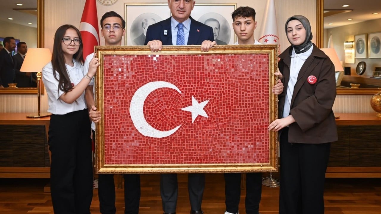 Foto - Gençlerin el emeği Türk Bayrağı Bakan Ersoy'a takdim edildi...