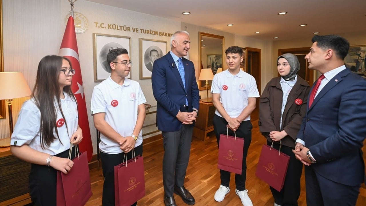 Foto - Gençlerin el emeği Türk Bayrağı Bakan Ersoy'a takdim edildi...