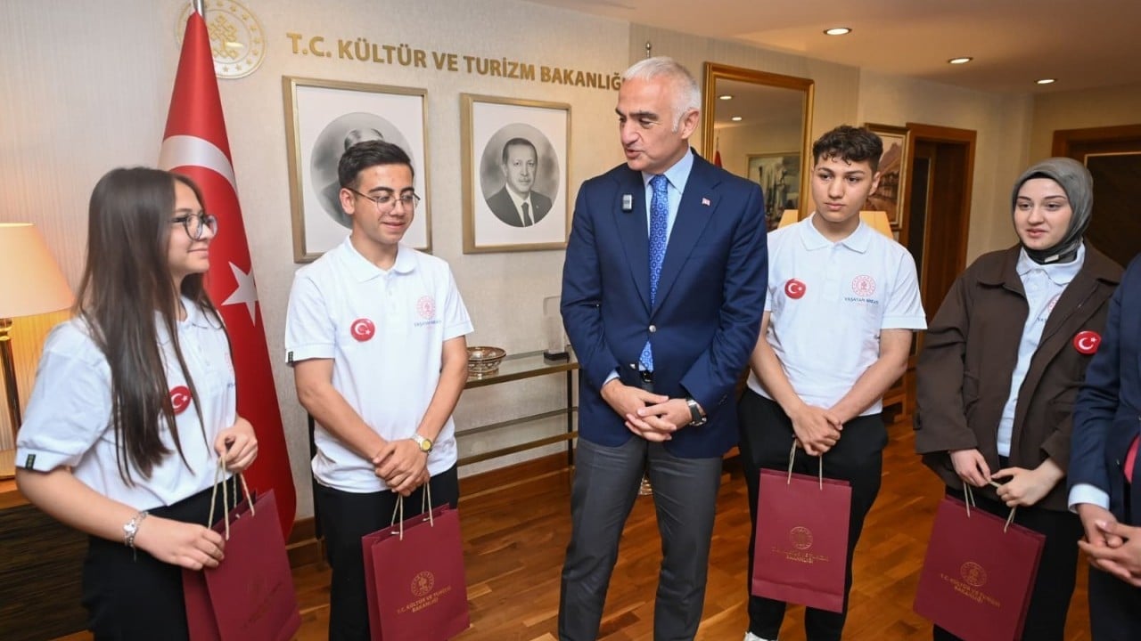 Gençlerin el emeği Türk Bayrağı Bakan Ersoy'a takdim edildi...