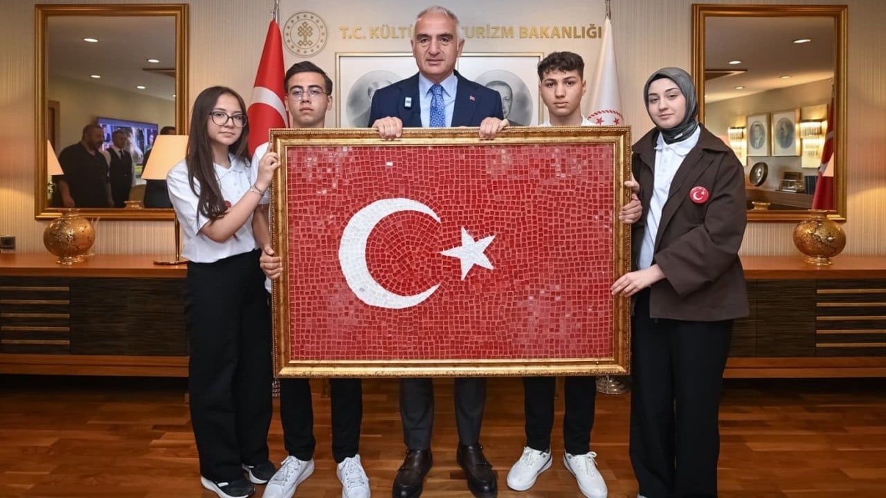 Foto - Gençlerin el emeği Türk Bayrağı Bakan Ersoy'a takdim edildi...