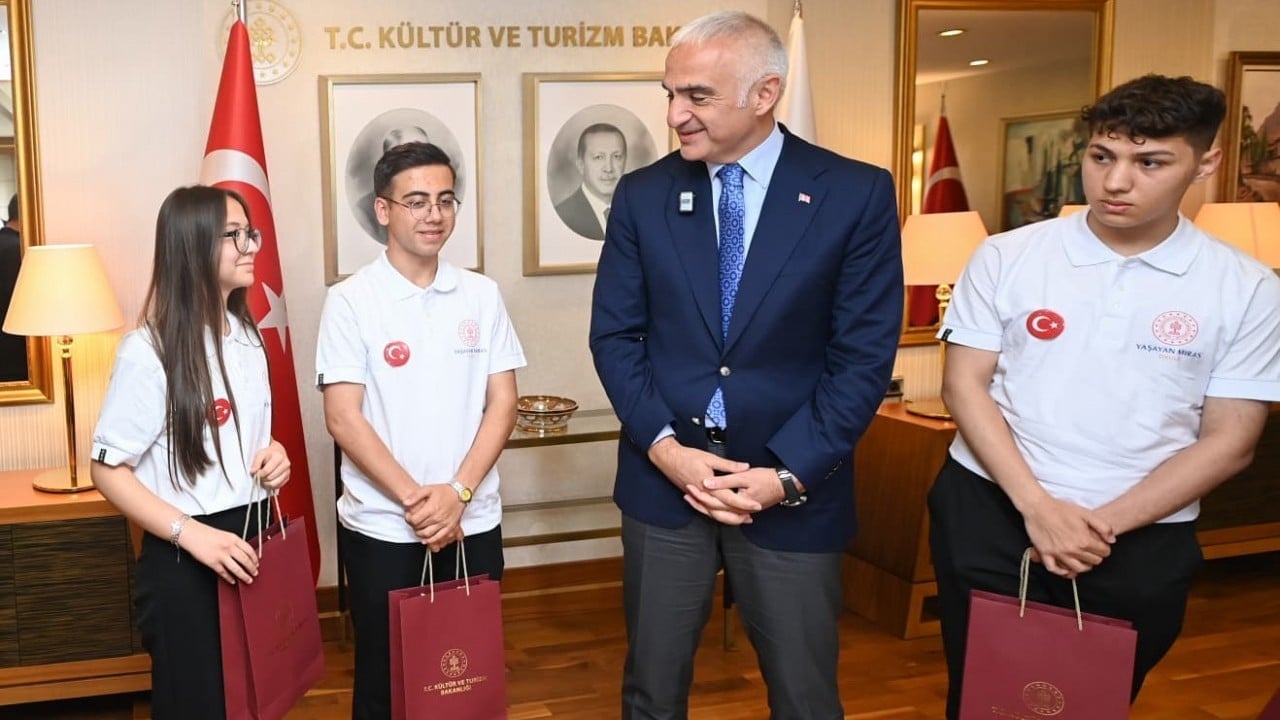 Foto - Gençlerin el emeği Türk Bayrağı Bakan Ersoy'a takdim edildi...