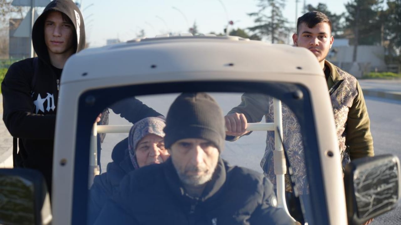 Gençlikten insanlık dersi: Aküsü biten engelli aracı için seferber oldular! Vali tebrik etti