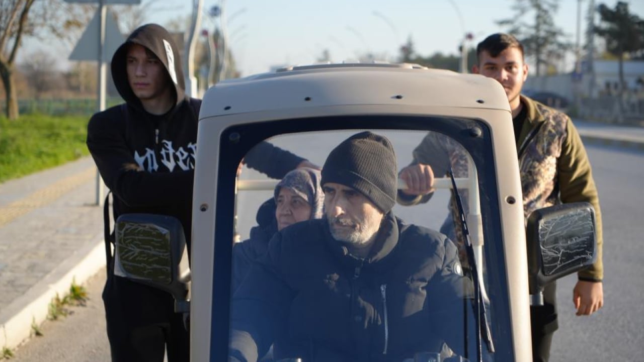 Foto - Gençlikten insanlık dersi: Aküsü biten engelli aracı için seferber oldular! Vali tebrik etti