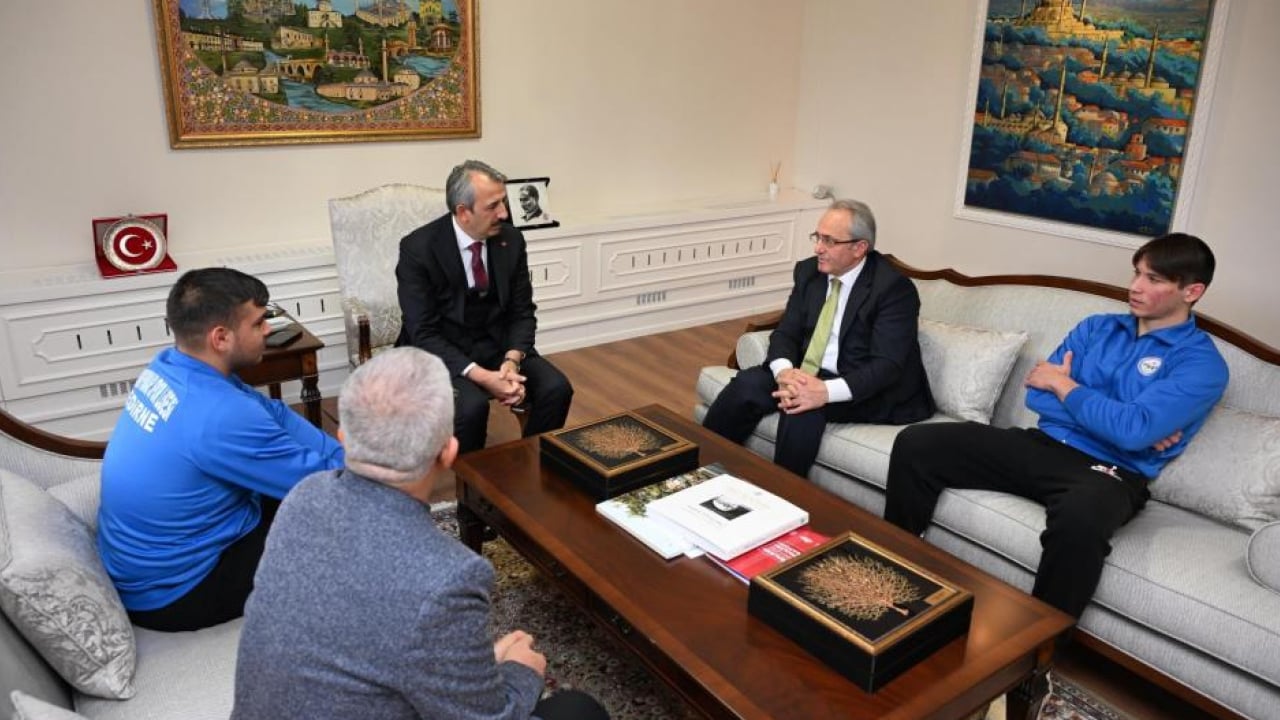 Foto - Gençlikten insanlık dersi: Aküsü biten engelli aracı için seferber oldular! Vali tebrik etti