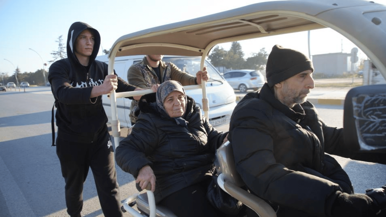 Foto - Gençlikten insanlık dersi: Aküsü biten engelli aracı için seferber oldular! Vali tebrik etti