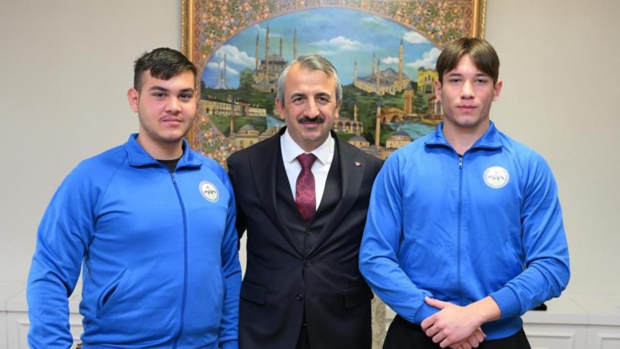 Foto - Gençlikten insanlık dersi: Aküsü biten engelli aracı için seferber oldular! Vali tebrik etti