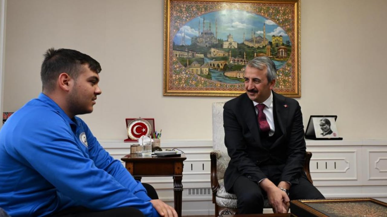 Foto - Gençlikten insanlık dersi: Aküsü biten engelli aracı için seferber oldular! Vali tebrik etti