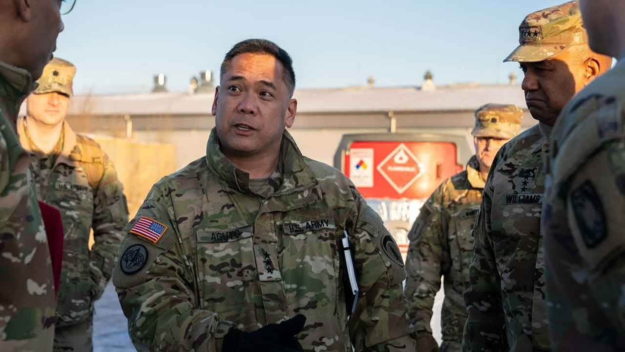 Foto - General hassas ve gizli belgeleri trende kaybetti! Büyük skandal patlak verdi