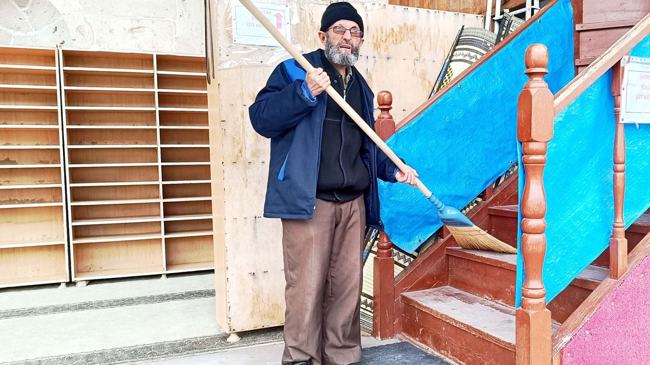 Foto - Gerçek bir vefa örneği! 678 yıllık camiye 18 yıldır gönüllü hizmet