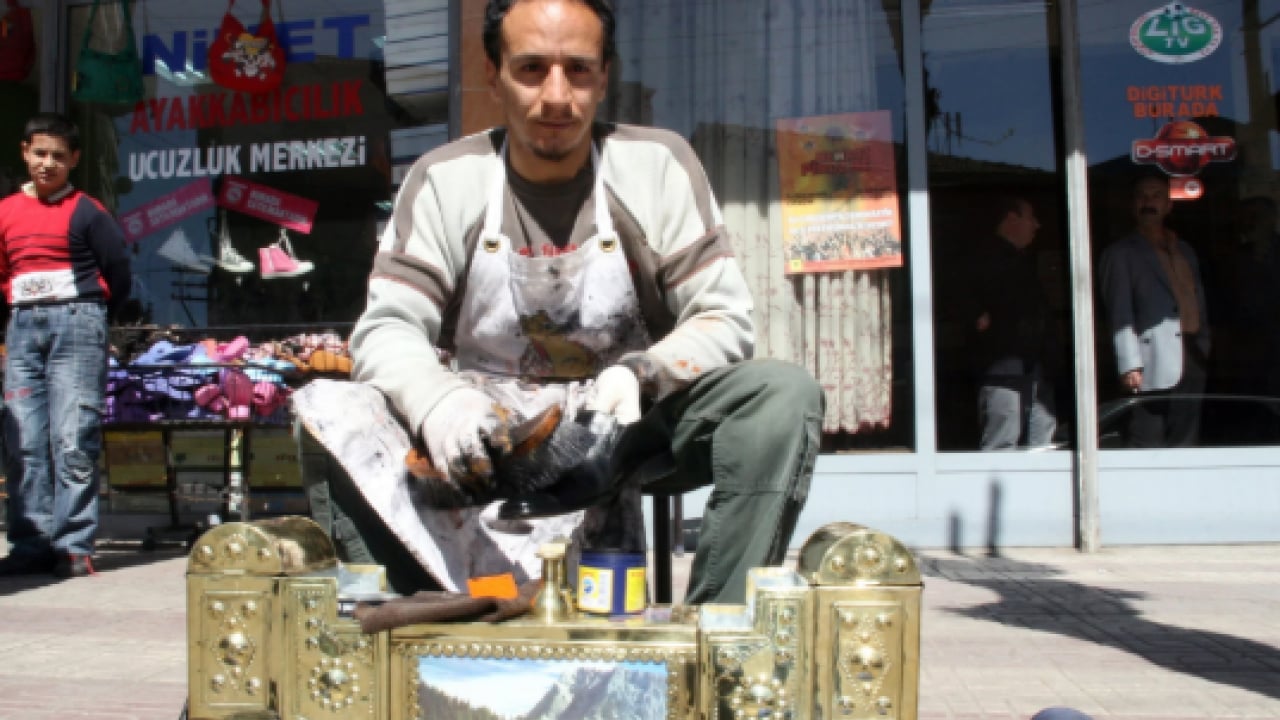 Foto - Gerçek ‘Ekmek Teknesi’ burada: Murat Bayrak’ın ayakta kalma sınavı! Sahne tozundan tezgahtarlığa