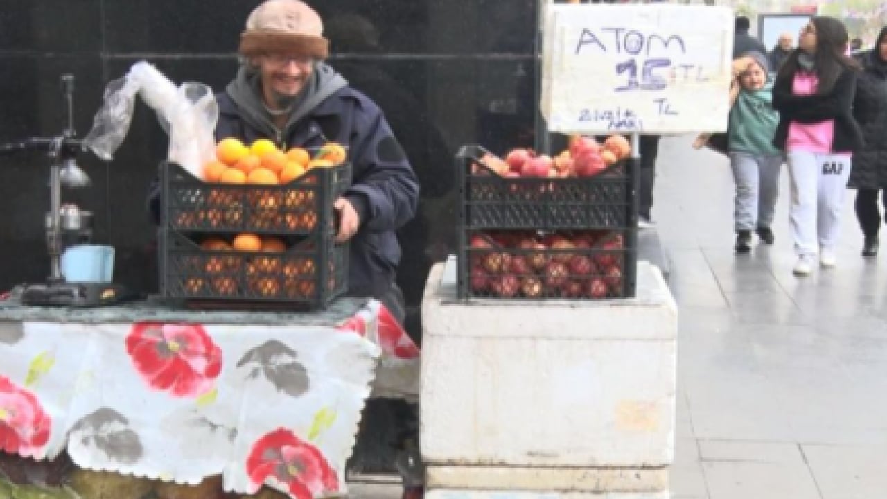 Foto - Gerçek ‘Ekmek Teknesi’ burada: Murat Bayrak’ın ayakta kalma sınavı! Sahne tozundan tezgahtarlığa