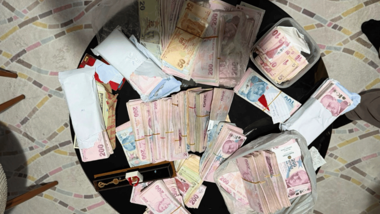 Foto - Gezi maskeli FETÖ kampı! AVM emanet dolaplarında gizli para trafiği