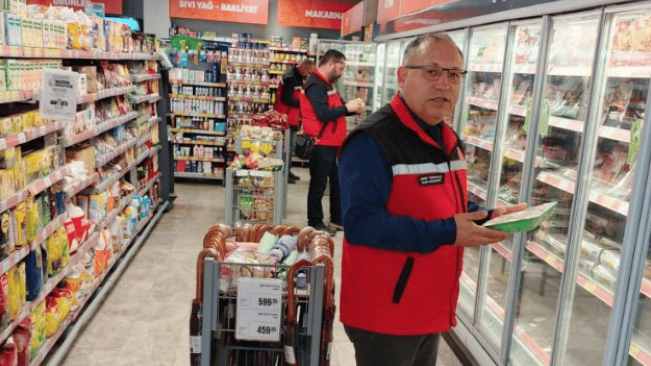 Foto - Gıda denetiminde skandal ortaya çıktı! Halk sağlığını tehdit eden işletmeye ağır ceza! 25 kilo kıyma imha edildi