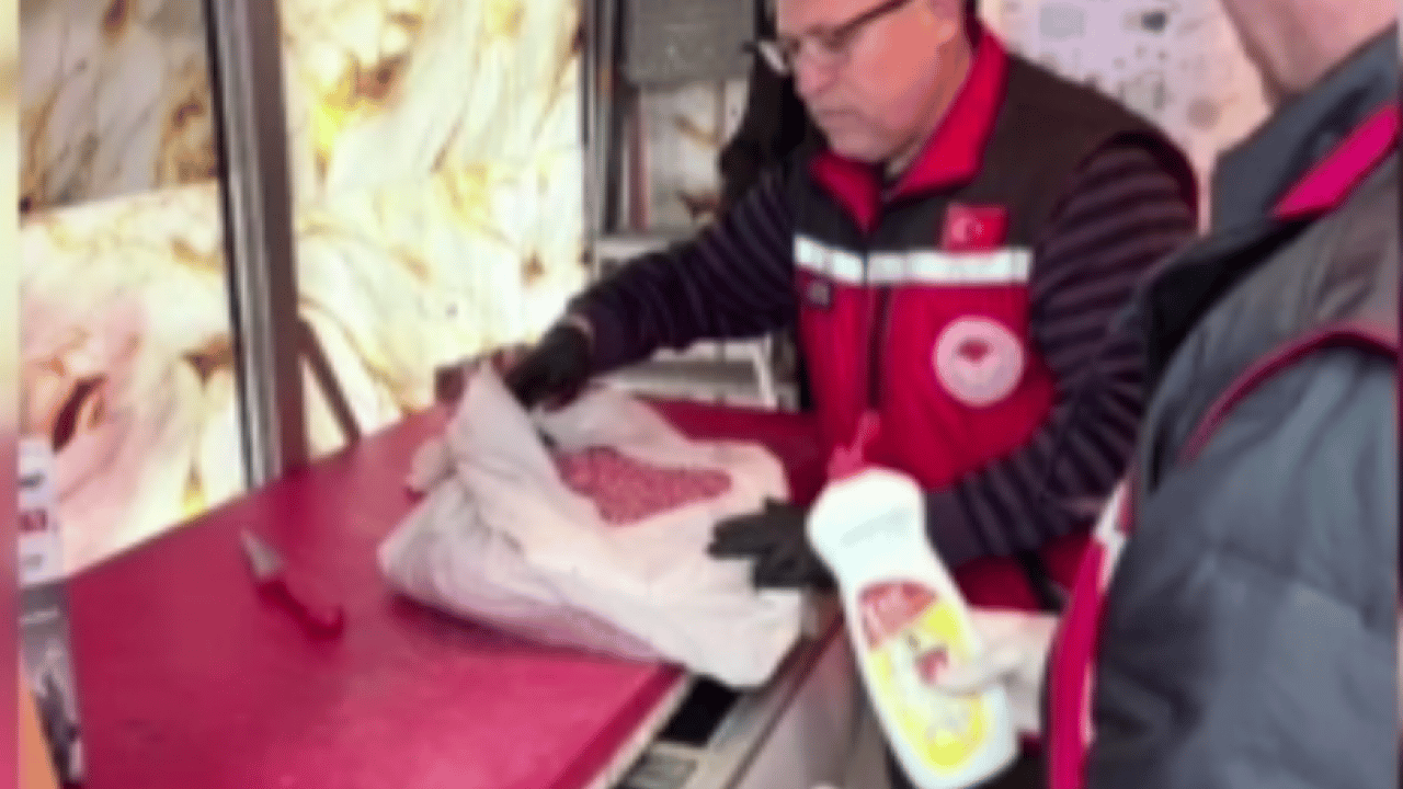 Foto - Gıda denetiminde skandal ortaya çıktı! Halk sağlığını tehdit eden işletmeye ağır ceza! 25 kilo kıyma imha edildi