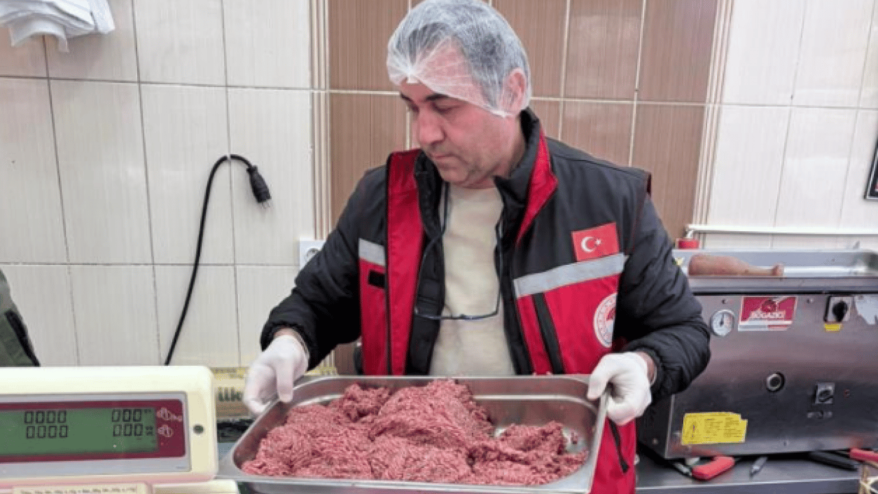Foto - Gıda denetiminde skandal ortaya çıktı! Halk sağlığını tehdit eden işletmeye ağır ceza! 25 kilo kıyma imha edildi