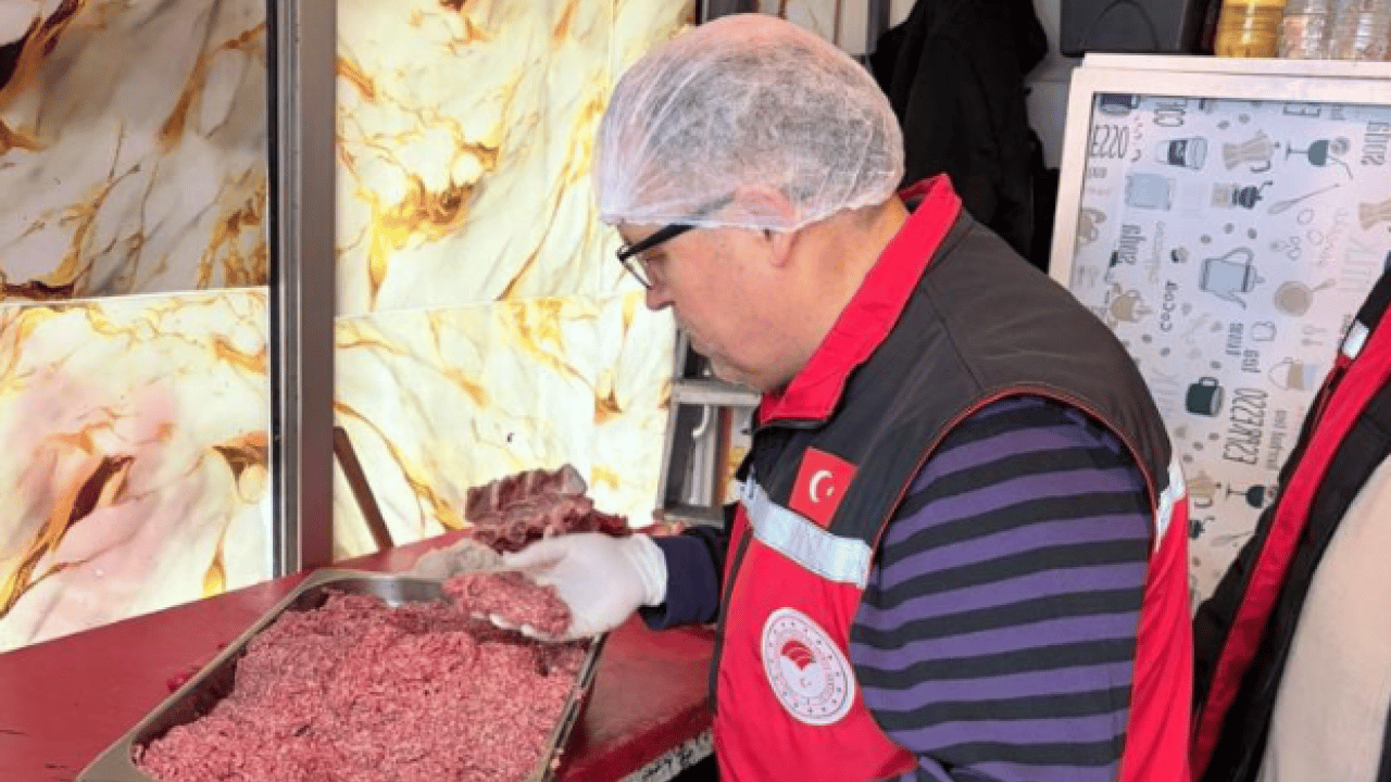 Foto - Gıda denetiminde skandal ortaya çıktı! Halk sağlığını tehdit eden işletmeye ağır ceza! 25 kilo kıyma imha edildi
