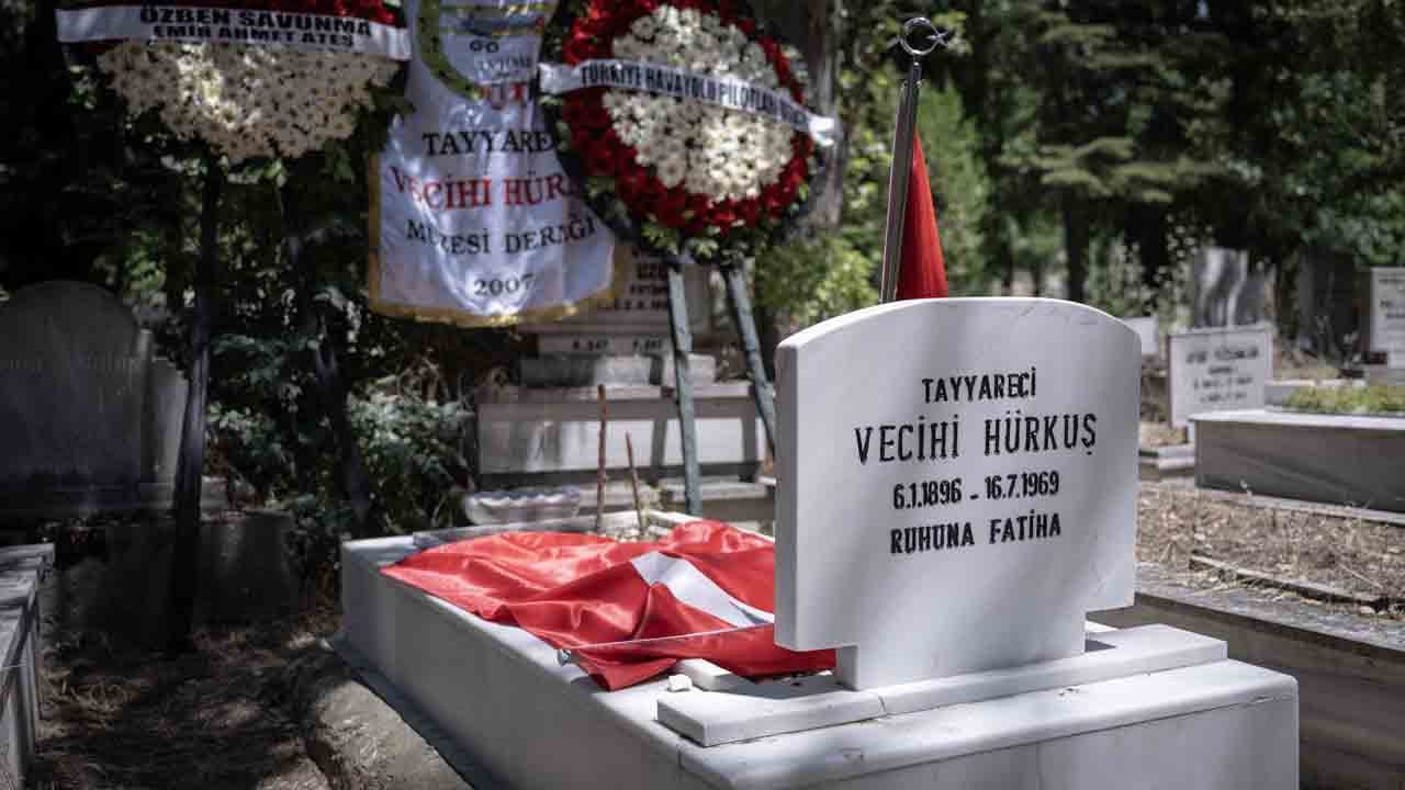 Foto - Göklerin efsanesine 57. yılda vefa: Vecihi Hürkuş kabri başında anıldı!