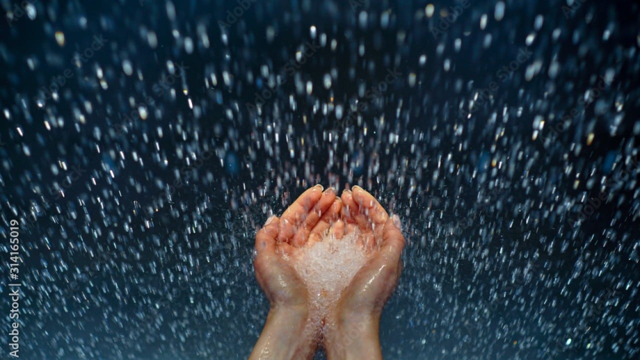 Foto - Gökten su yerine plastik yağıyor!