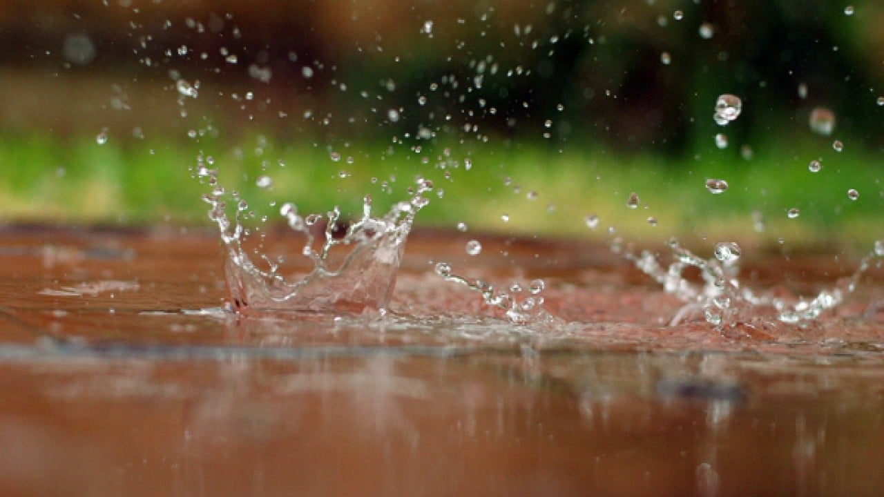 Foto - Gökten su yerine plastik yağıyor!