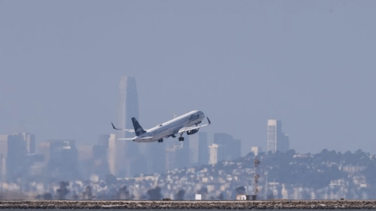Foto - Gökyüzünde korku dolu anlar! İki uçak çarpışmanın eşiğinden döndü