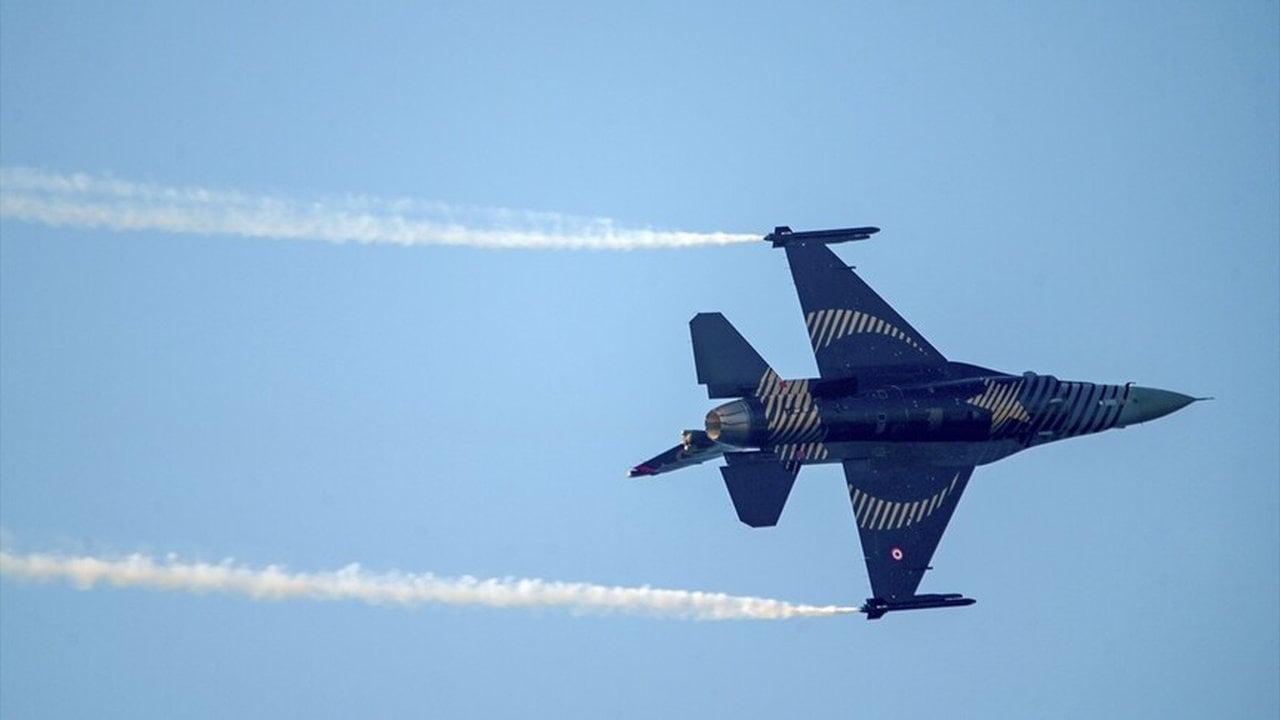 Foto - Gökyüzüne Türk imzası: F-16’larımızın biri kalktı, biri indi