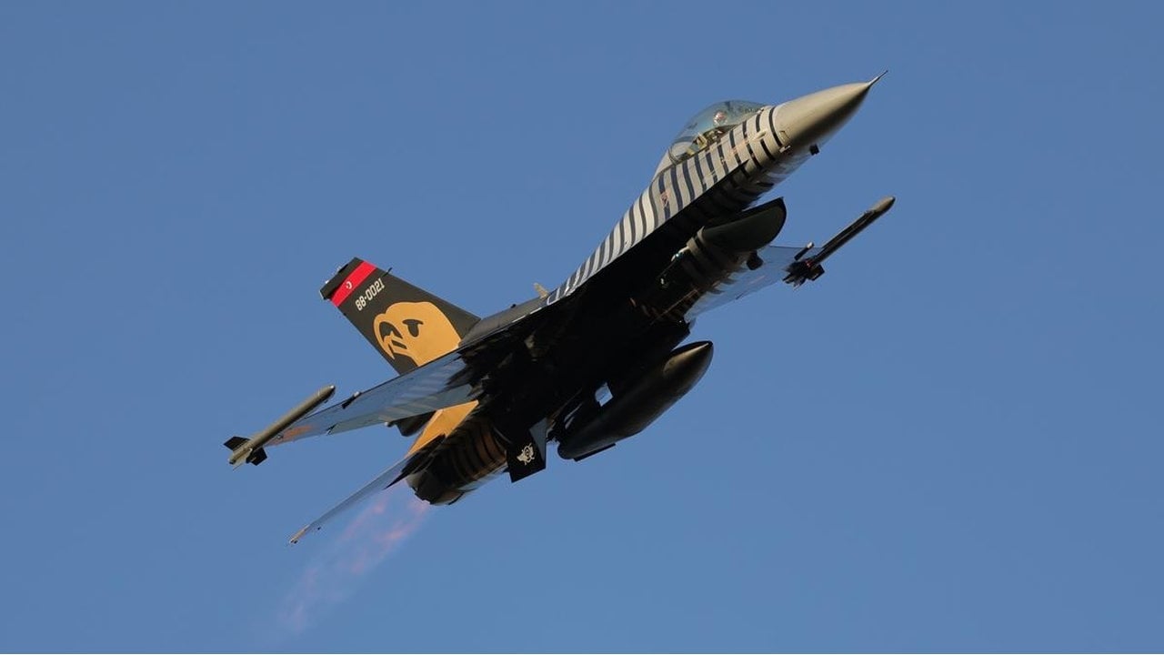Foto - Gökyüzüne Türk imzası: F-16’larımızın biri kalktı, biri indi