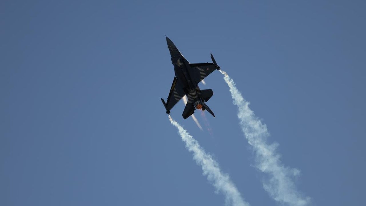 Foto - Gökyüzüne Türk imzası: F-16’larımızın biri kalktı, biri indi