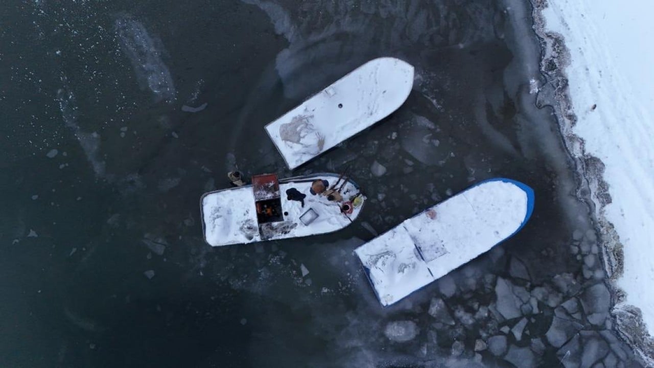 Foto - Göl dondu balıkçı tekneleri buza saplandı
