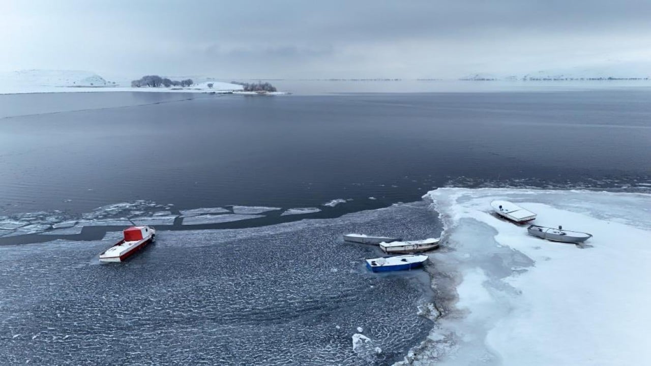 Foto - Göl dondu balıkçı tekneleri buza saplandı