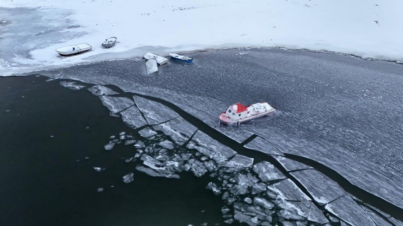 Foto - Göl dondu balıkçı tekneleri buza saplandı