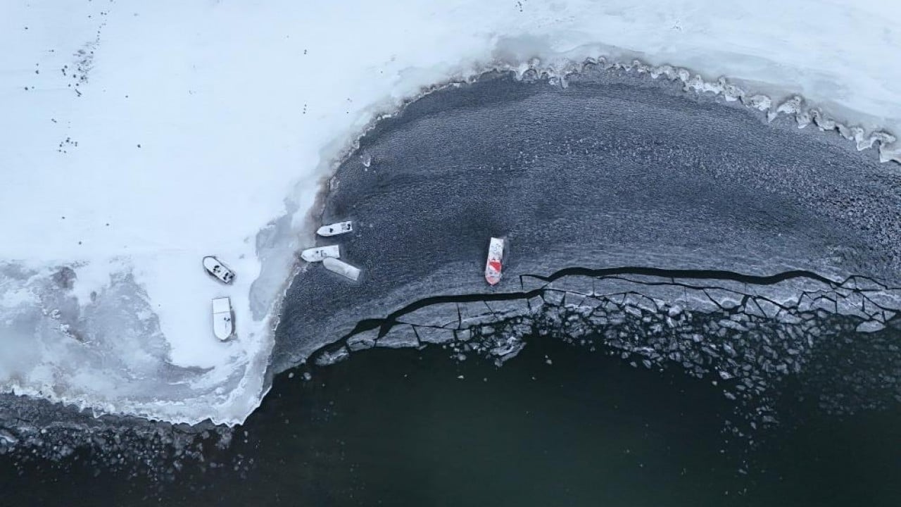 Foto - Göl dondu balıkçı tekneleri buza saplandı