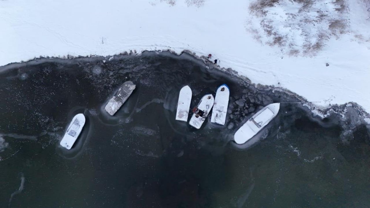 Foto - Göl dondu balıkçı tekneleri buza saplandı