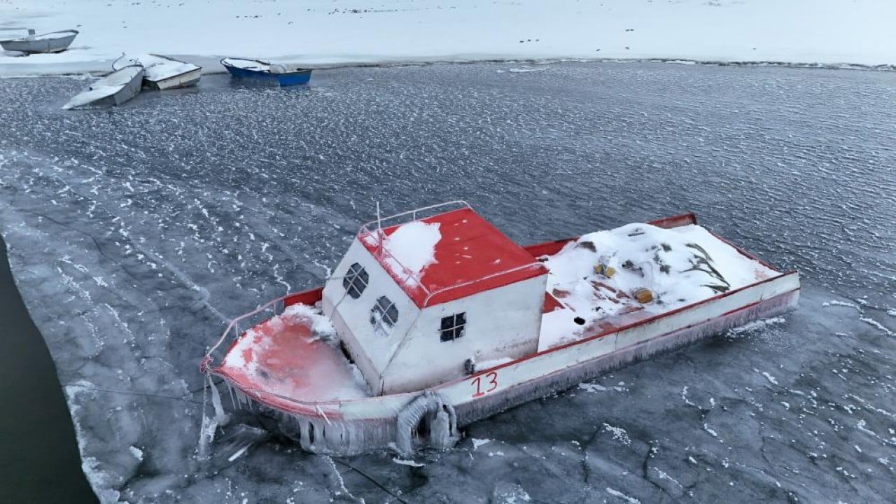 Göl dondu balıkçı tekneleri buza saplandı