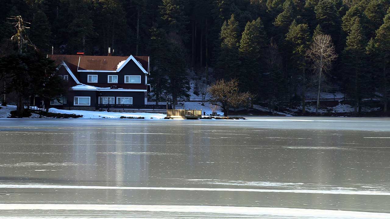 Gölcük Tabiat Parkı’nda yer alan göl buz tuttu