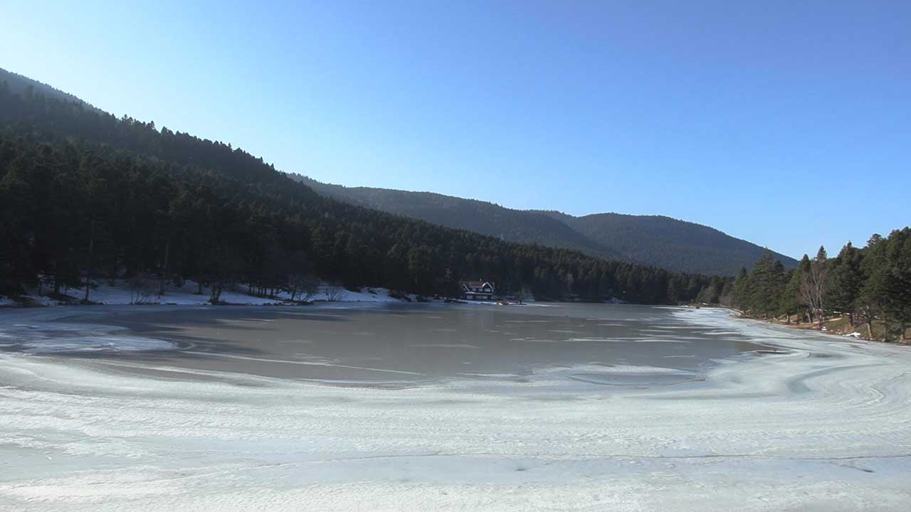 Foto - Gölcük Tabiat Parkı’nda yer alan göl buz tuttu