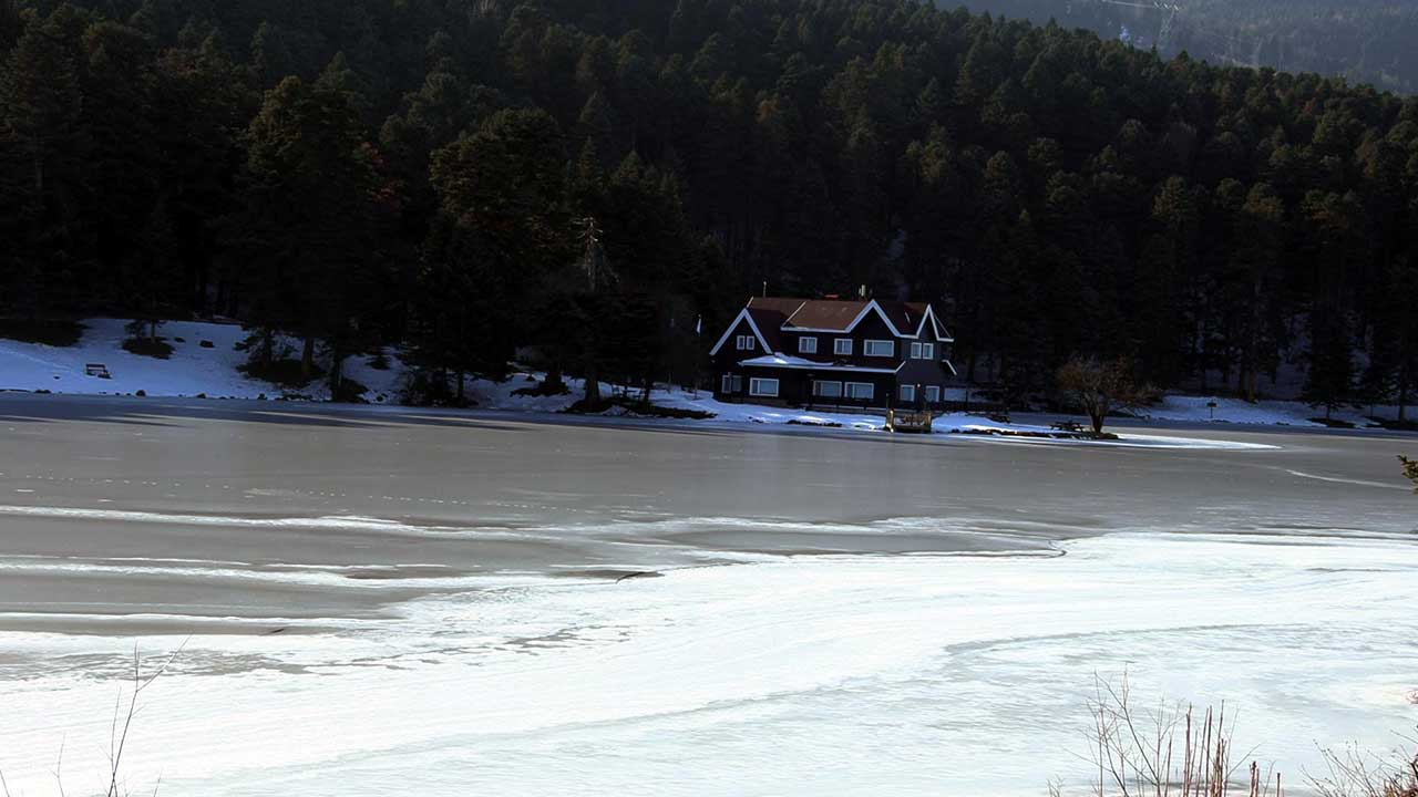 Foto - Gölcük Tabiat Parkı’nda yer alan göl buz tuttu