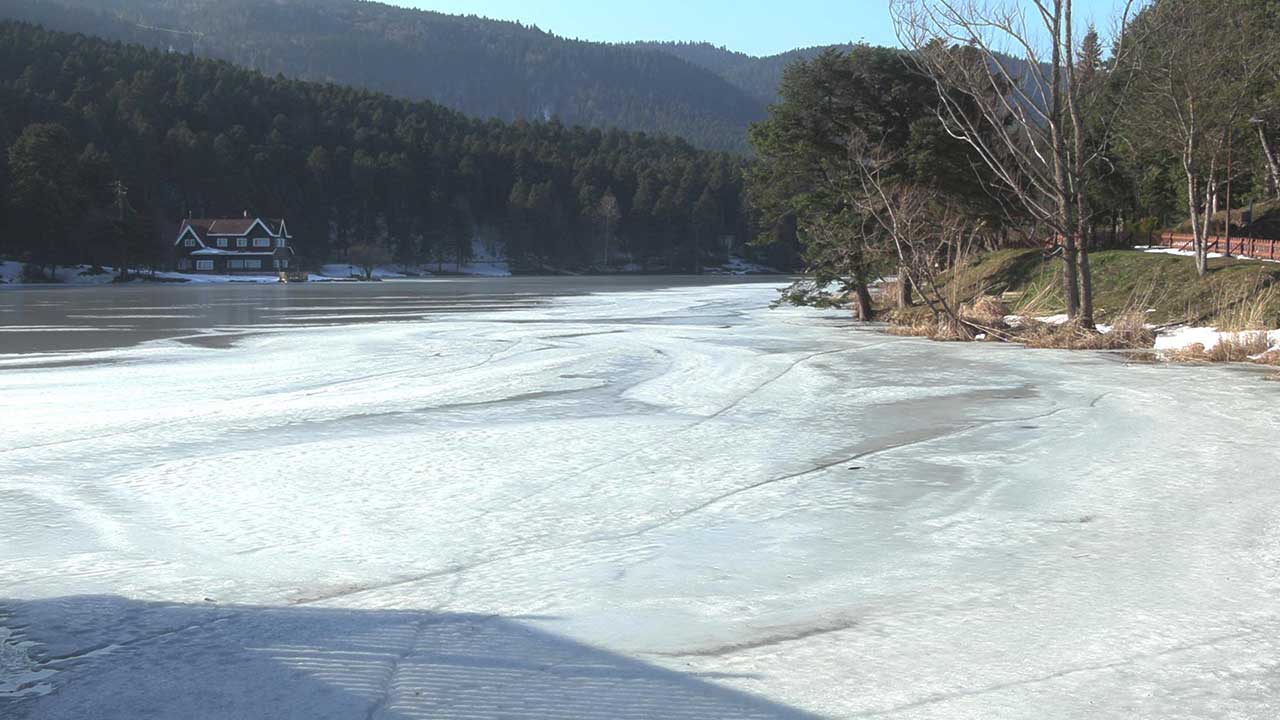 Foto - Gölcük Tabiat Parkı’nda yer alan göl buz tuttu