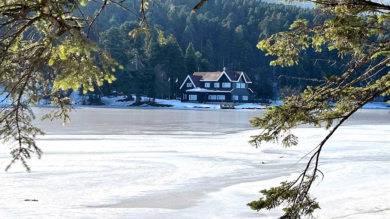 Foto - Gölcük Tabiat Parkı’nda yer alan göl buz tuttu