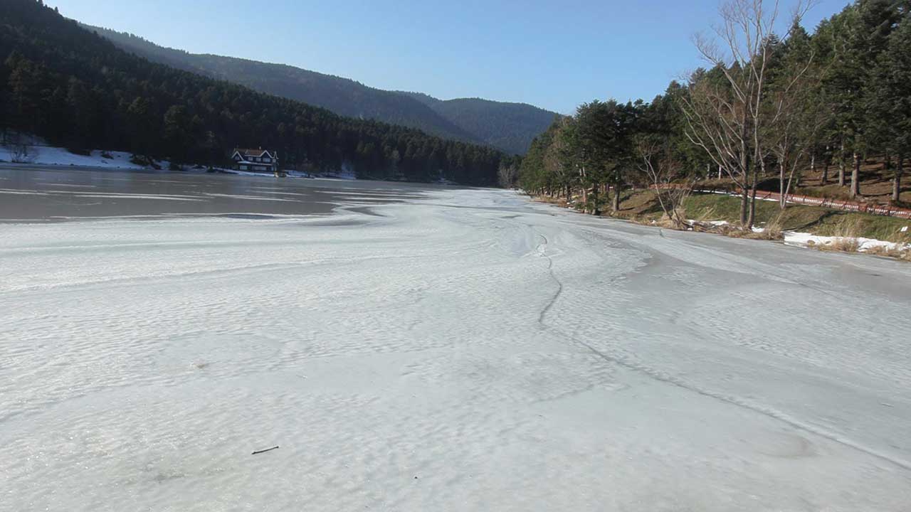 Foto - Gölcük Tabiat Parkı’nda yer alan göl buz tuttu