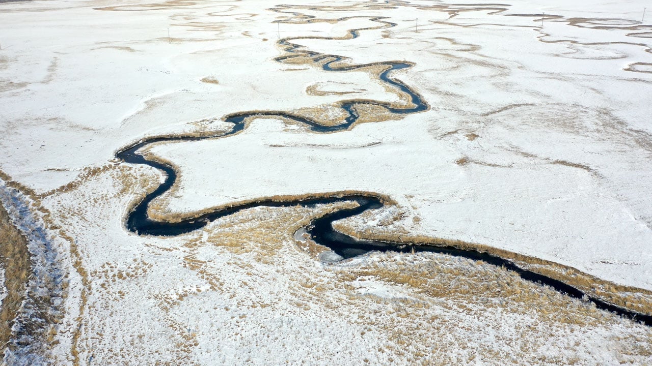 Foto - Göle Ovası’nda kış manzarası! Kar yağdı, menderesler tabloya dönüştü