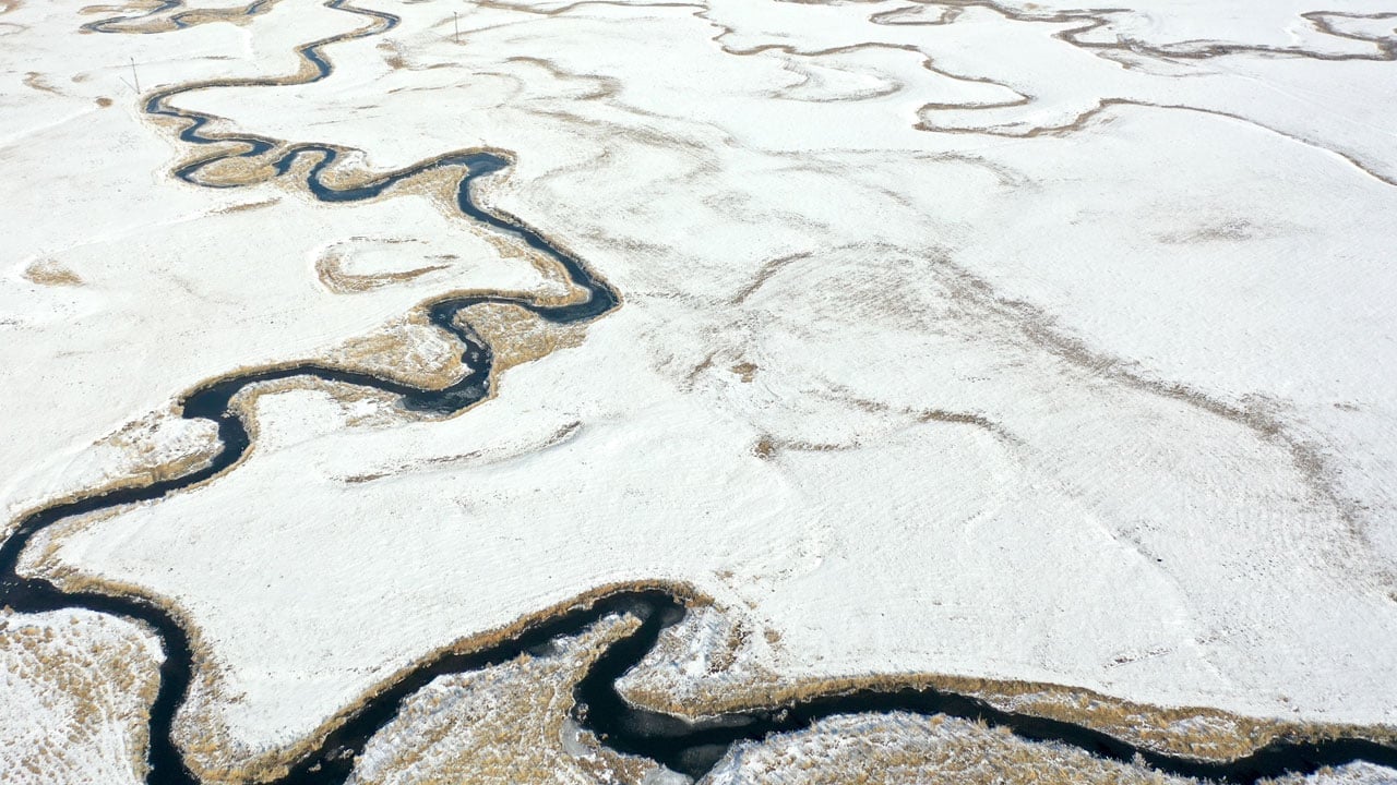 Foto - Göle Ovası’nda kış manzarası! Kar yağdı, menderesler tabloya dönüştü