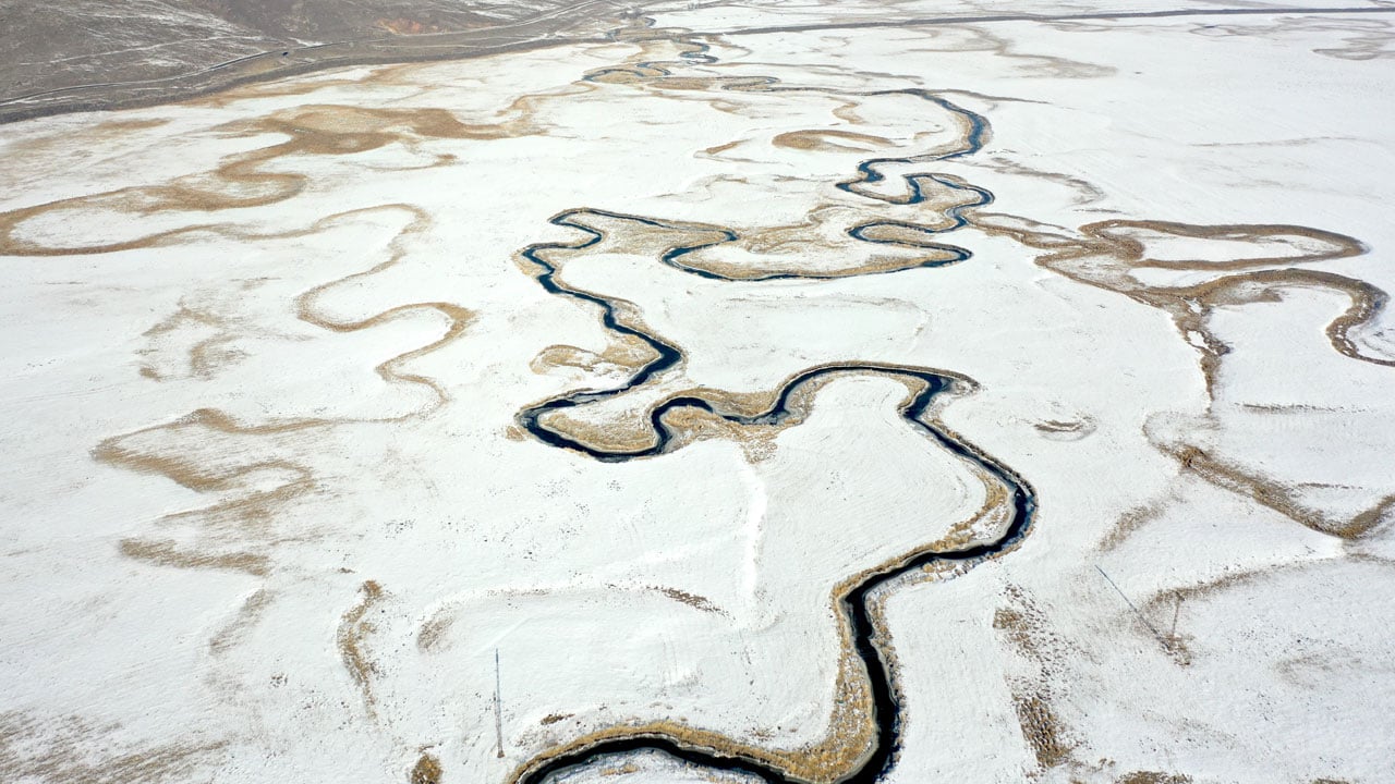 Göle Ovası’nda kış manzarası! Kar yağdı, menderesler tabloya dönüştü