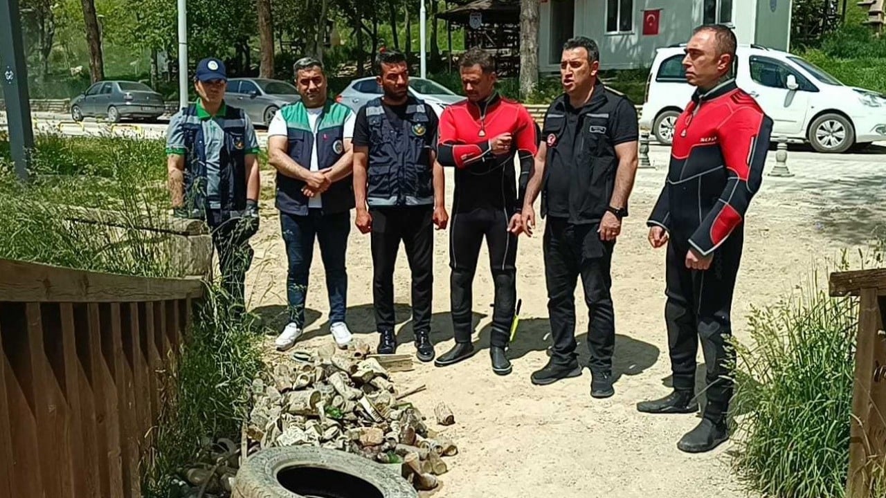 Foto - Gölette dip temizliği yapıldı! İçinden öyle şeyler çıktı ki…