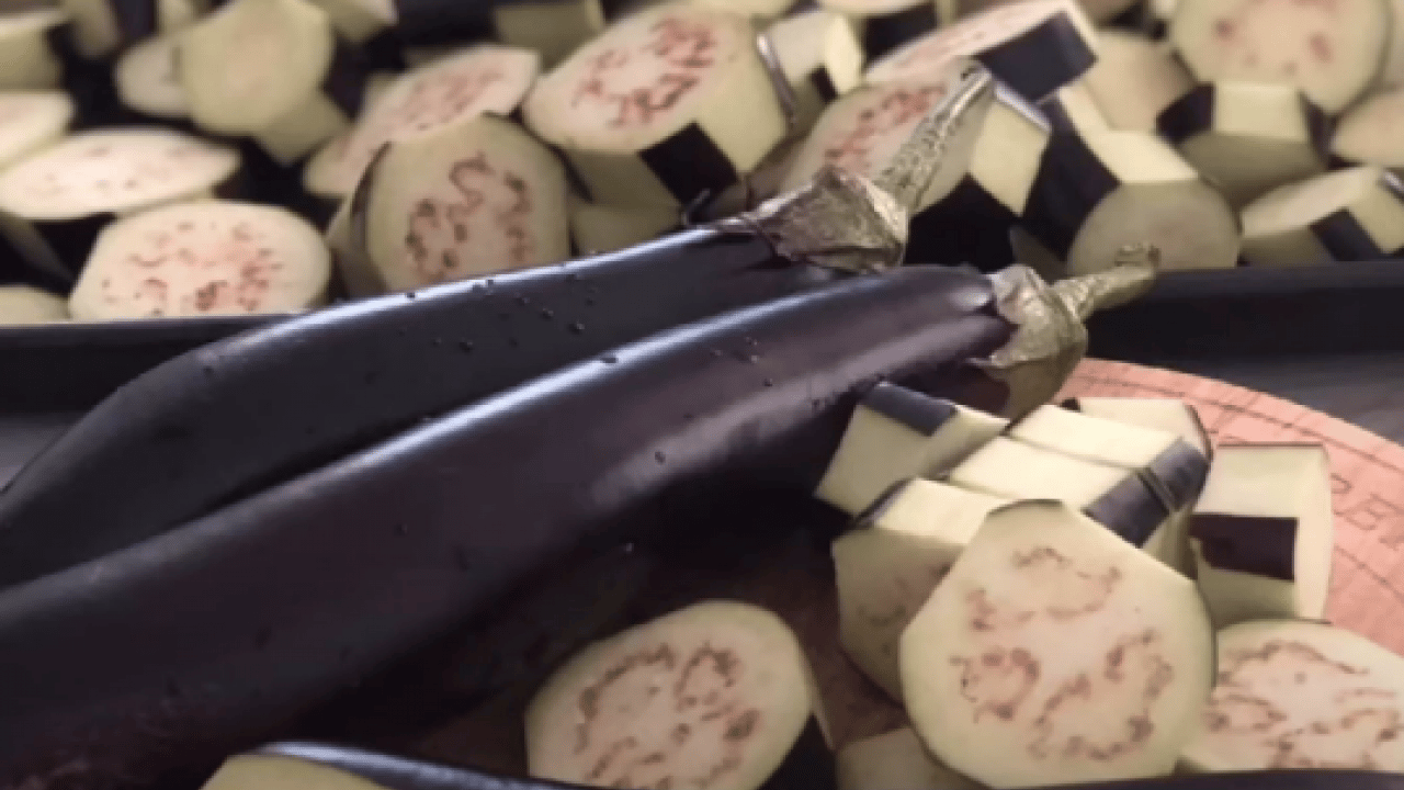 Gölge düşüren tek bir şey... Patlıcanın acısını saniyeler içinde alan yöntem...