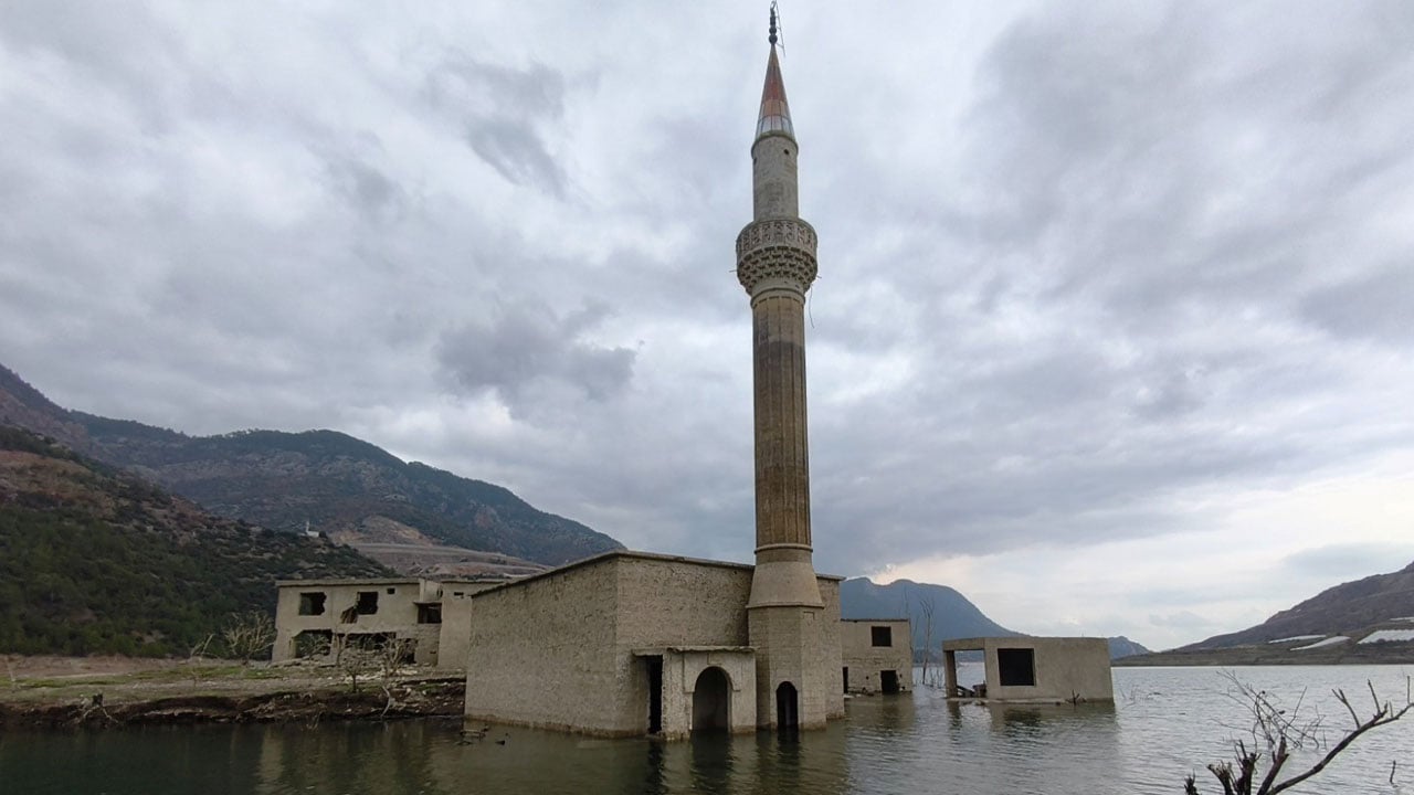 Foto - Gölün ortasında yükselen manevi hafıza: Köydeki inancın son tanığı!