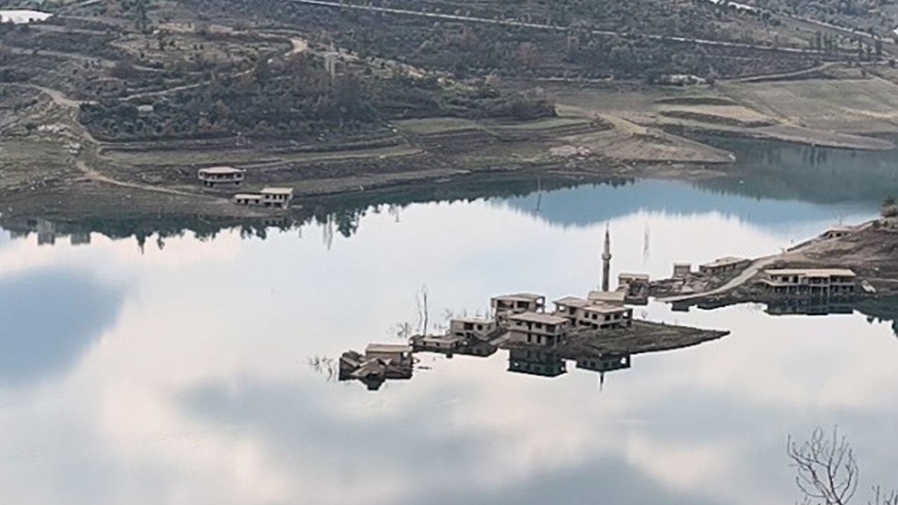 Gölün ortasında yükselen manevi hafıza: Köydeki inancın son tanığı!