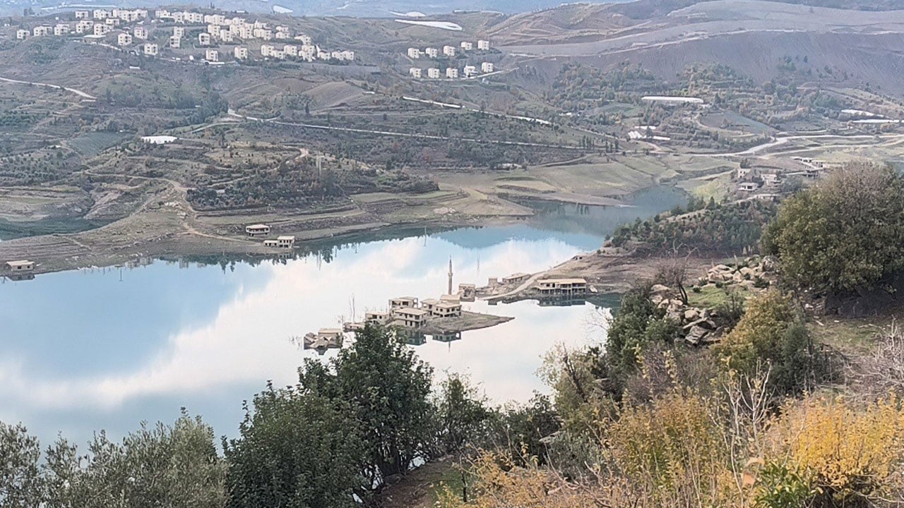 Foto - Gölün ortasında yükselen manevi hafıza: Köydeki inancın son tanığı!