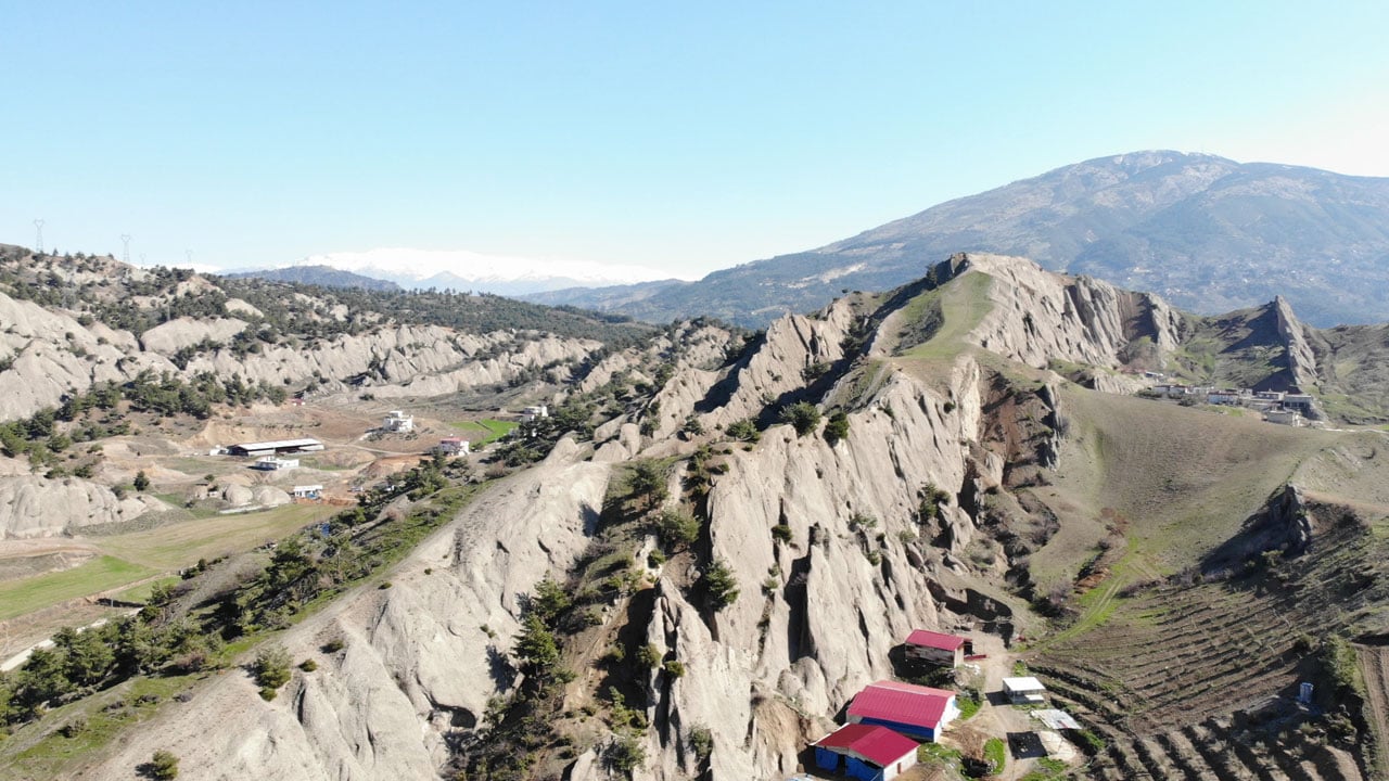 Gören dönüp bir daha bakıyor! Kahramanmaraş’ta "ejderha sırtı" manzarası