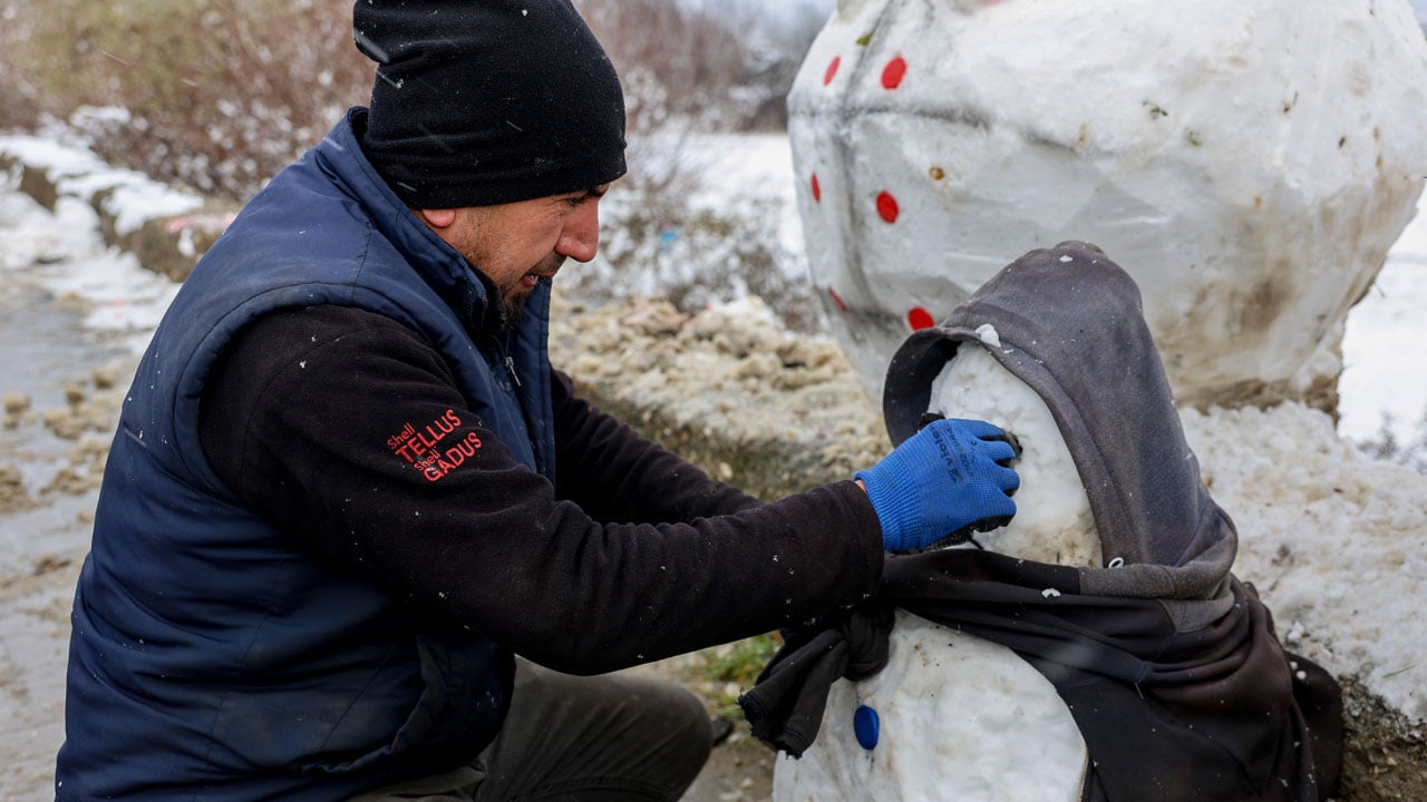 Foto - Gören hayran kaldı! Ustalar işi bırakıp kardan adam yaptı
