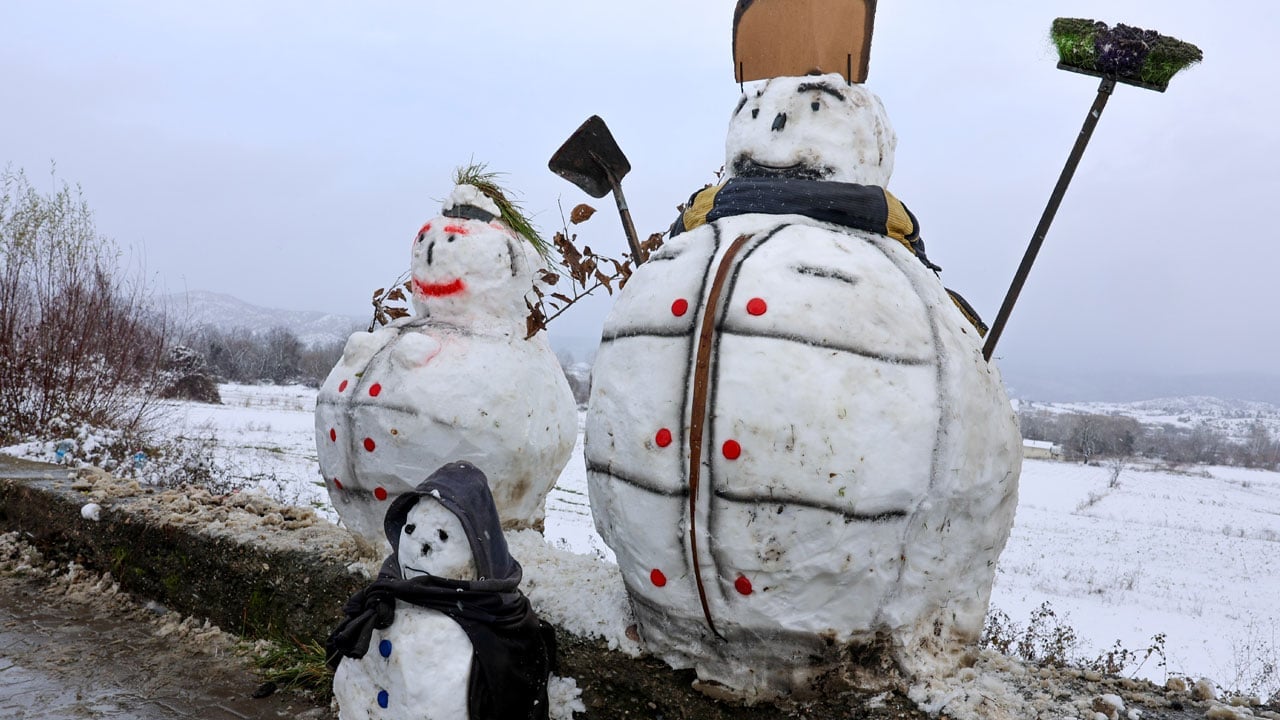 Foto - Gören hayran kaldı! Ustalar işi bırakıp kardan adam yaptı
